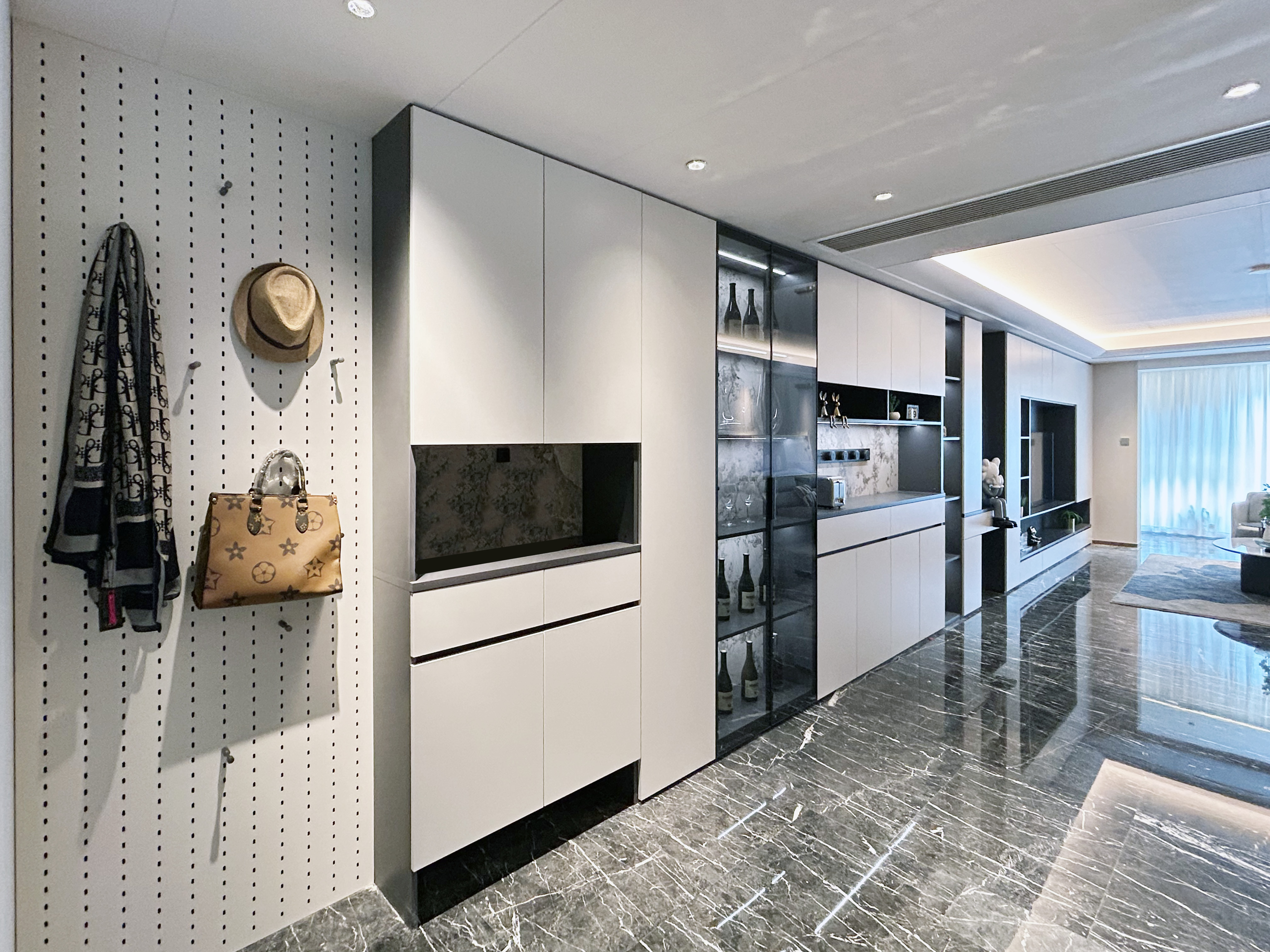 黑白灰配色+整墙柜设计，150㎡的品质家格调满满~